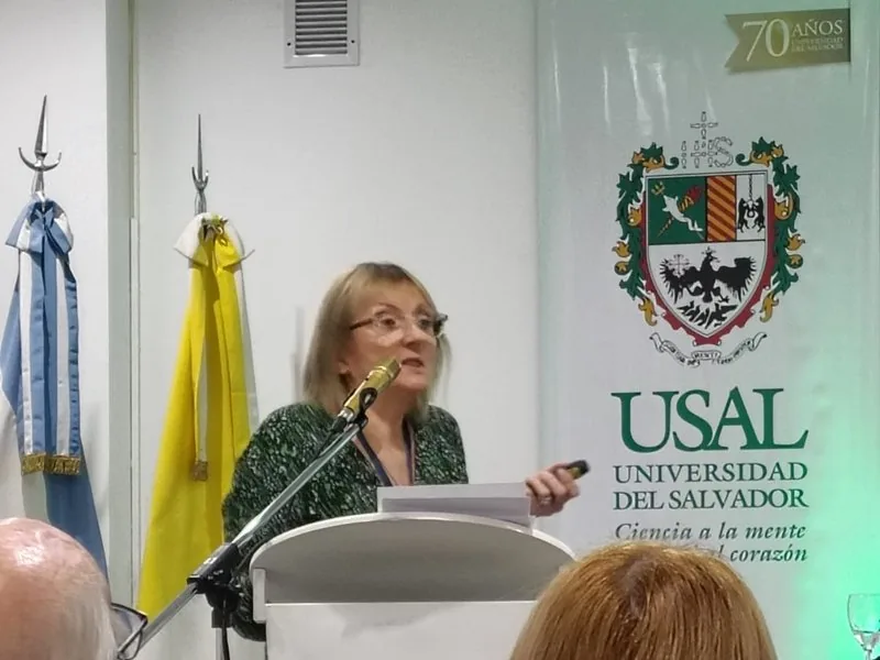 Virginia López Grisolía durante su disertación en el auditorio de la Universidad del Salvador