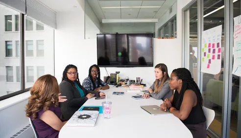 Equipo de profesionales de Pathsline en reunión de trabajo